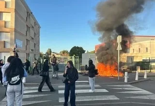 EN IMAGES. Vols, destructions, pillages, incendie : la colère des lycéens dégénère dans un établissement près d’Angers 8 EN IMAGES. Vols, destructions, pillages, incendie : la colère des lycéens dégénère dans un établissement près d’Angers