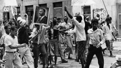 رجال يمنيون يحملون صور الرئيس المصري جمال عبد الناصر خلال احتجاجات في عدن عام 1967 - صورة من الأرشيف
