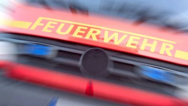 Feuerwehr rückt aus: Müll gerät in Aurich in Brand