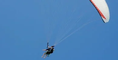 Grave incidente in Tirolo: papà e figlia di 4 anni precipitano con il parapendio