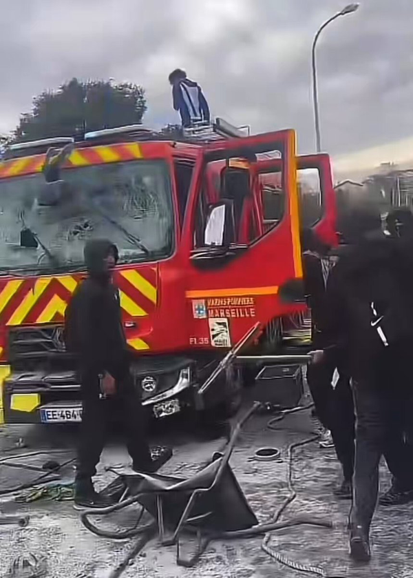 فيديو: سرقة شاحنة إطفاء وإحراقها خلال اضطرابات في مرسيليا 1 فيديو: سرقة شاحنة إطفاء وإحراقها خلال اضطرابات في مرسيليا