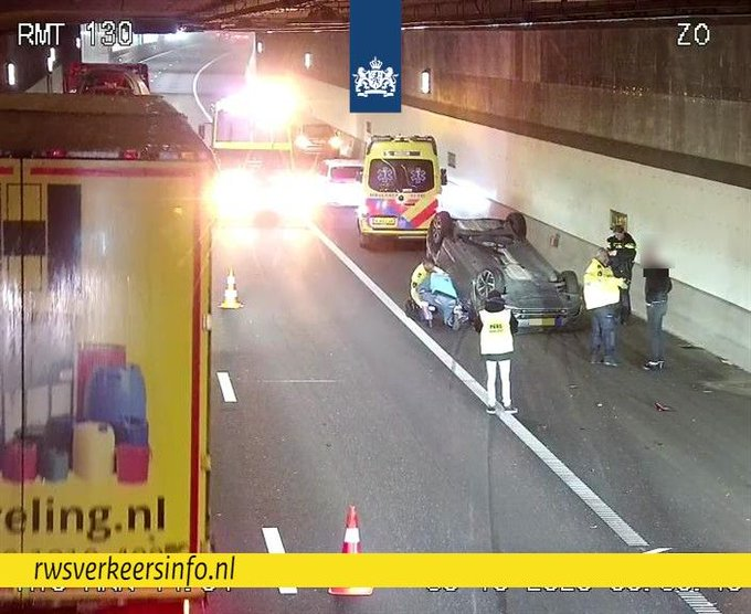 Auto op dak in Rottemerentunnel op A16 in Nederland: bijna half uur vertraging richting Breda