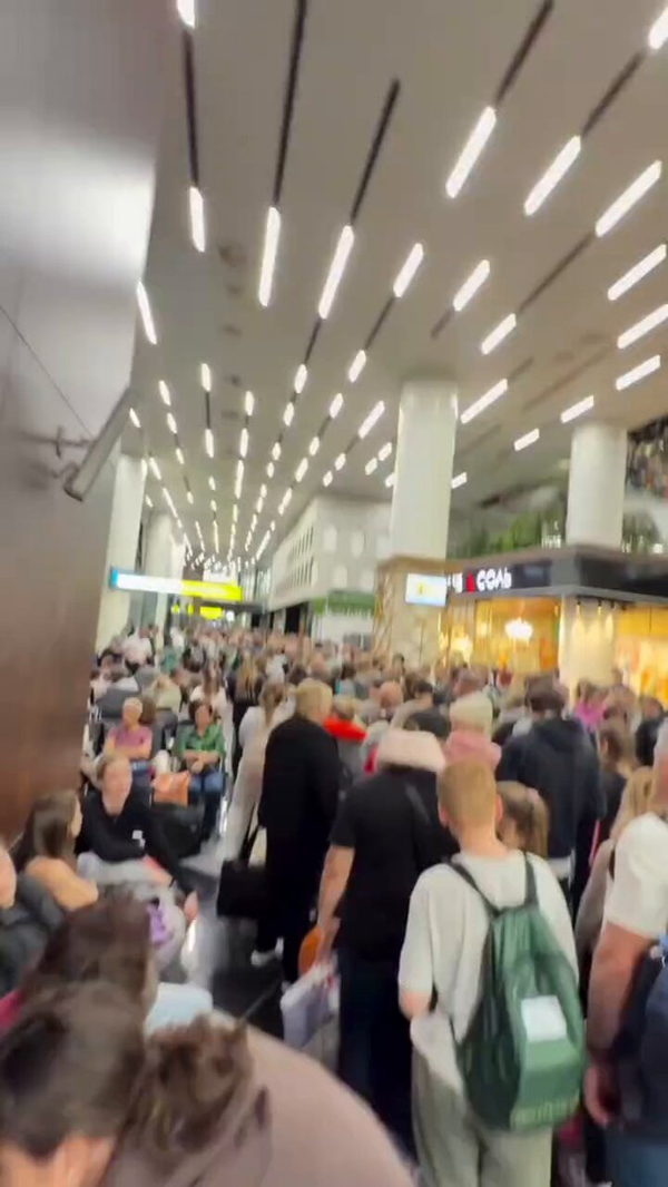 Passengers Report Hours of Delays at Moscow’s Sheremetyevo Airport – Video 1 Passengers Report Hours of Delays at Moscow’s Sheremetyevo Airport – Video
