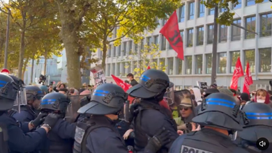 VIDEO – Crowd of protesters forces police to retreat in Strasbourg