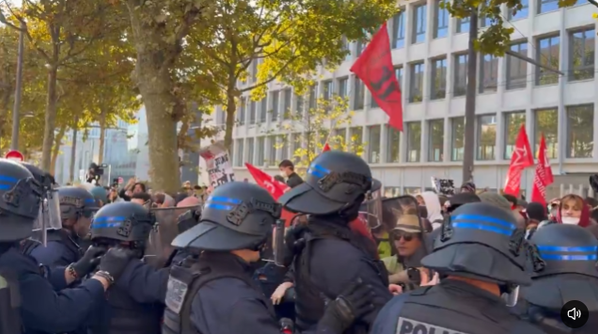 VIDEO – Crowd of protesters forces police to retreat in Strasbourg 1 VIDEO – Crowd of protesters forces police to retreat in Strasbourg