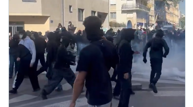VIDEO – Protesters hurl projectiles at police in Lyon as officers fire tear gas during student demonstration