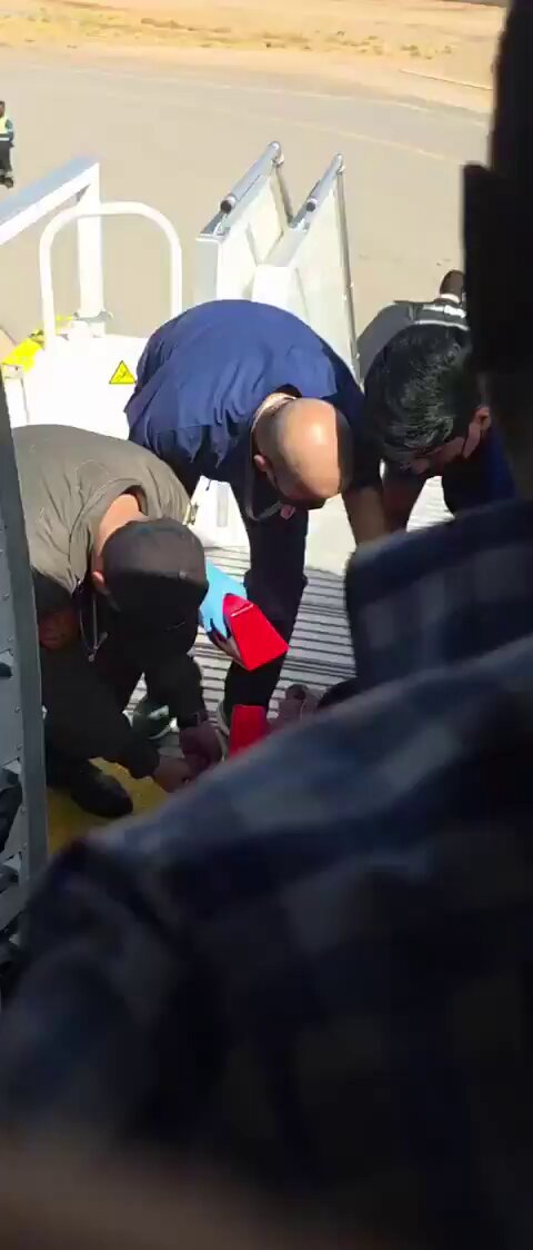 Video: Flydubai-Kapitän Smit Machchhar nach Angriff im Cockpit aus Flugzeug gebracht