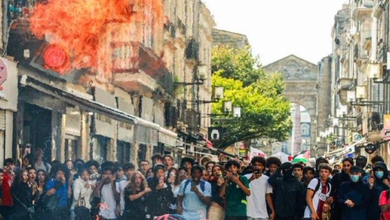 Photo : un pompier français entouré par les flammes lors des manifestations lycéennes à Bordeaux