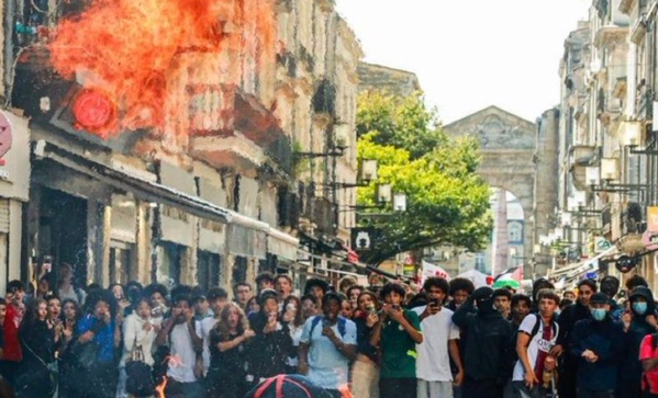 Photo : un pompier français entouré par les flammes lors des manifestations lycéennes à Bordeaux 1 Photo : un pompier français entouré par les flammes lors des manifestations lycéennes à Bordeaux