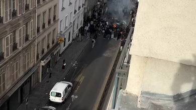 فيديو: الاعـ.ـتداء على شاب أثناء محاولته إطفاء حاوية نفايات مشتعلة خلال اضطرابات في فرنسا