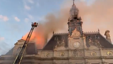 Brand im Rathaus von Limoges: Flammen erfassen Dach, Feuerwehr im Einsatz — Video