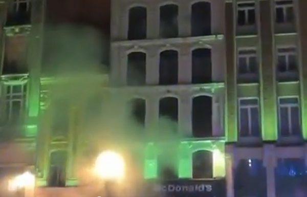 Le McDonald’s de Lille serait en feu sur la Grand’Place — Vidéo 1 Le McDonald’s de Lille serait en feu sur la Grand’Place — Vidéo