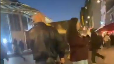 Personen mit Eisenstangen sollen in Paris im Viertel Châtelet versuchen, in Geschäfte einzudringen (Video) 2 Personen mit Eisenstangen sollen in Paris im Viertel Châtelet versuchen, in Geschäfte einzudringen (Video)