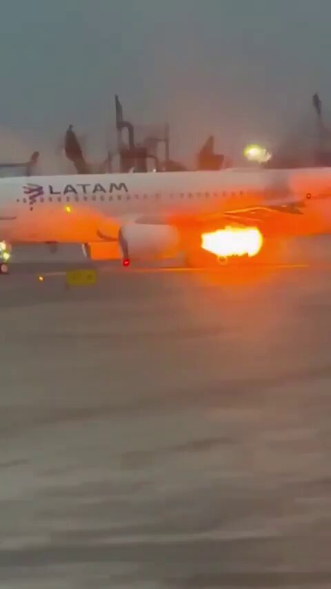Avión de LATAM se incendia antes de despegar en Lima, Perú: video 1 Avión de LATAM se incendia antes de despegar en Lima, Perú: video