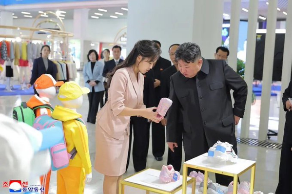 Kim Čong-un na fotografiích státních médií Severní Koreje po zvěstech o jeho smrti