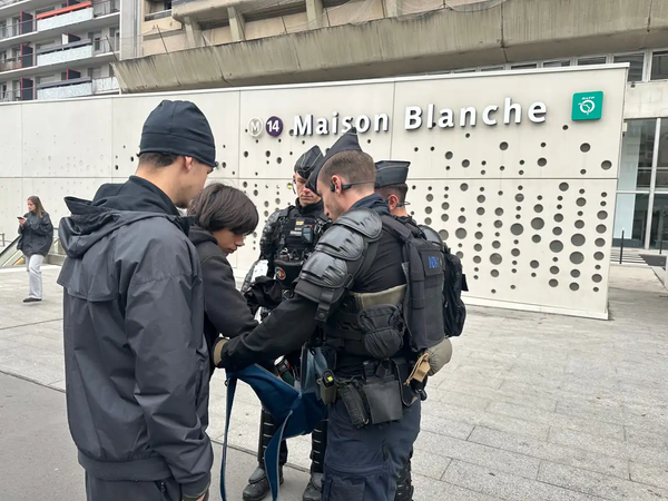 متظاهرون يتجمعون عند بورت ديتالي في باريس قبيل مسيرة بعد الظهر 1 متظاهرون يتجمعون عند بورت ديتالي في باريس قبيل مسيرة بعد الظهر