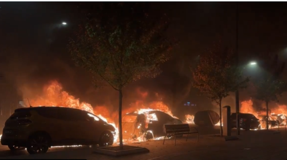 Des voitures auraient brûlé pendant des manifestations à Bilbao, en Espagne — Vidéo