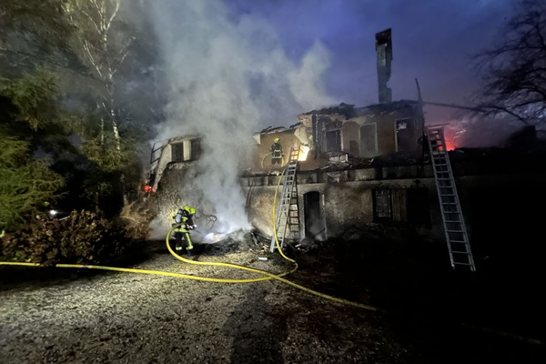 Fire Destroys Historic House Near Annecy, France; Neighbouring Homes Saved 1 Fire Destroys Historic House Near Annecy, France; Neighbouring Homes Saved