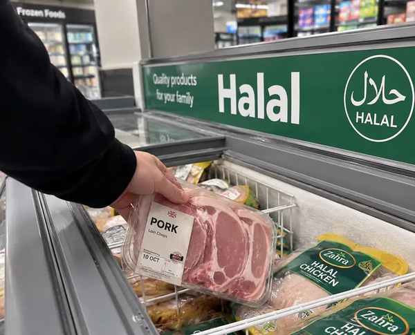 منشورات على تيك توك تُظهر وضع لحم الخنزير في أقسام المنتجات الحلال داخل متاجر بريطانية تثير غضباً واسعاً