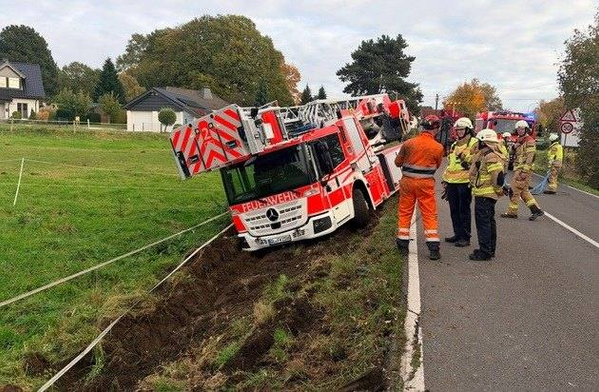 Feuerwehrunfall in Bergisch Gladbach: Bergung behindert Verkehr