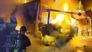 Incendio a Magenta, tre mezzi Asm divorati dalle fiamme. 6 Incendio a Magenta, tre mezzi Asm divorati dalle fiamme.