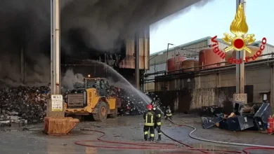 Incendio alla Haiki Metal. Le batterie in deposito prendono fuoco 4 Incendio alla Haiki Metal. Le batterie in deposito prendono fuoco