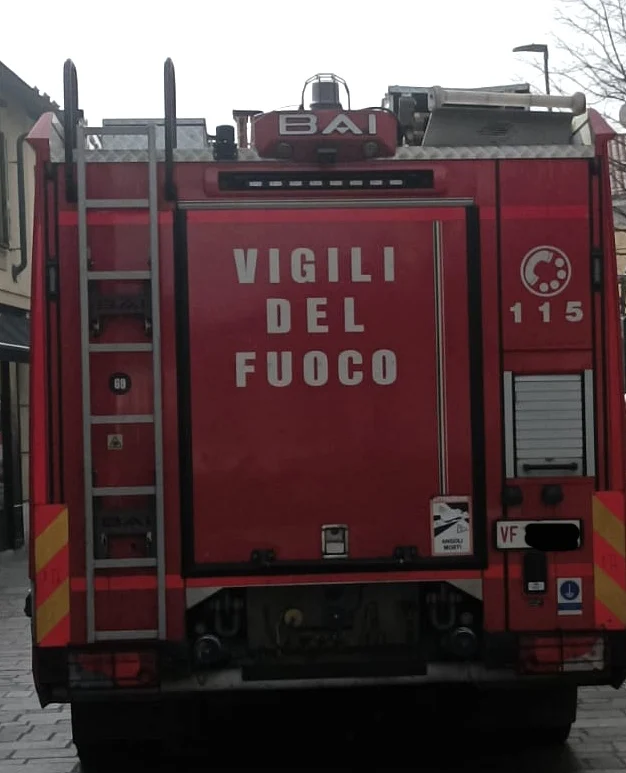 Incendio devasta una ditta nel Milanese: paura per possibili esalazioni tossiche