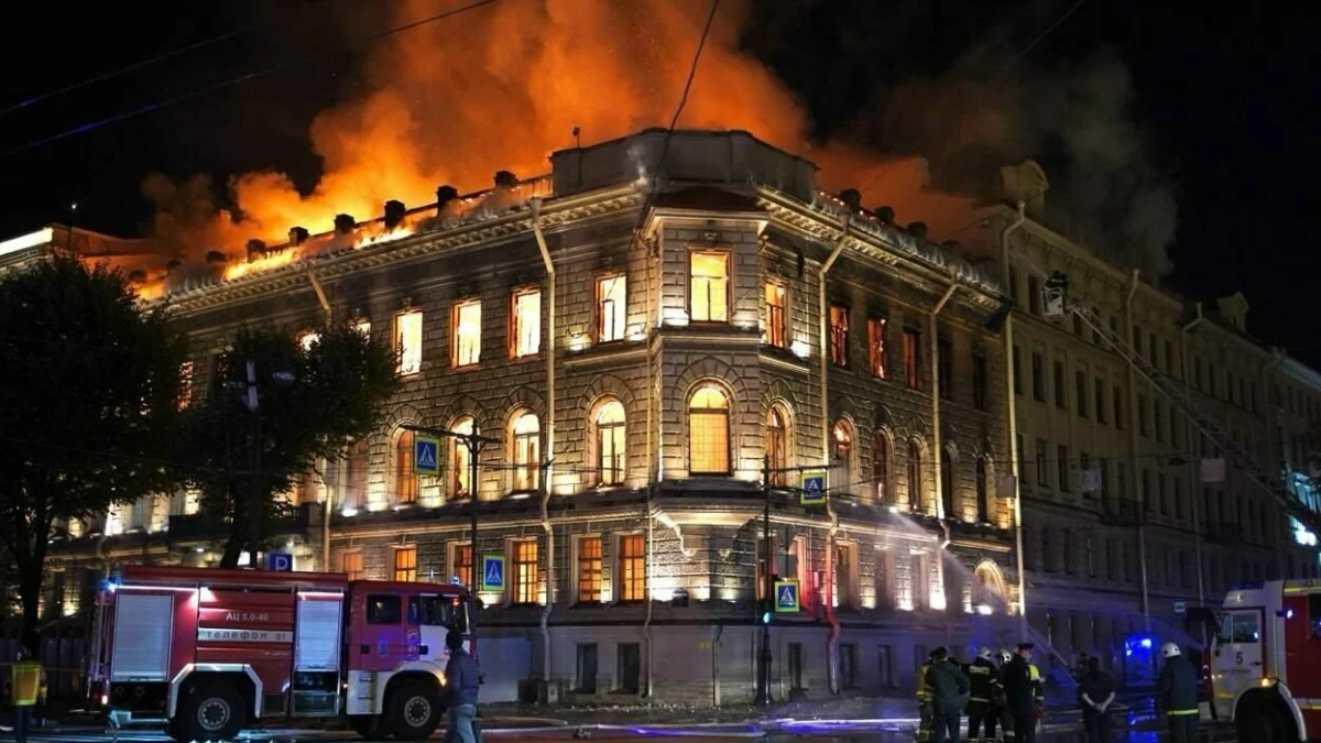 Maxi incendio a San Pietroburgo, a fuoco il palazzo storico «Miller Mansion» in piazza Sant