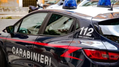 Minaccia i passanti con una pistola dal balcone: arrestato 69enne a Milano