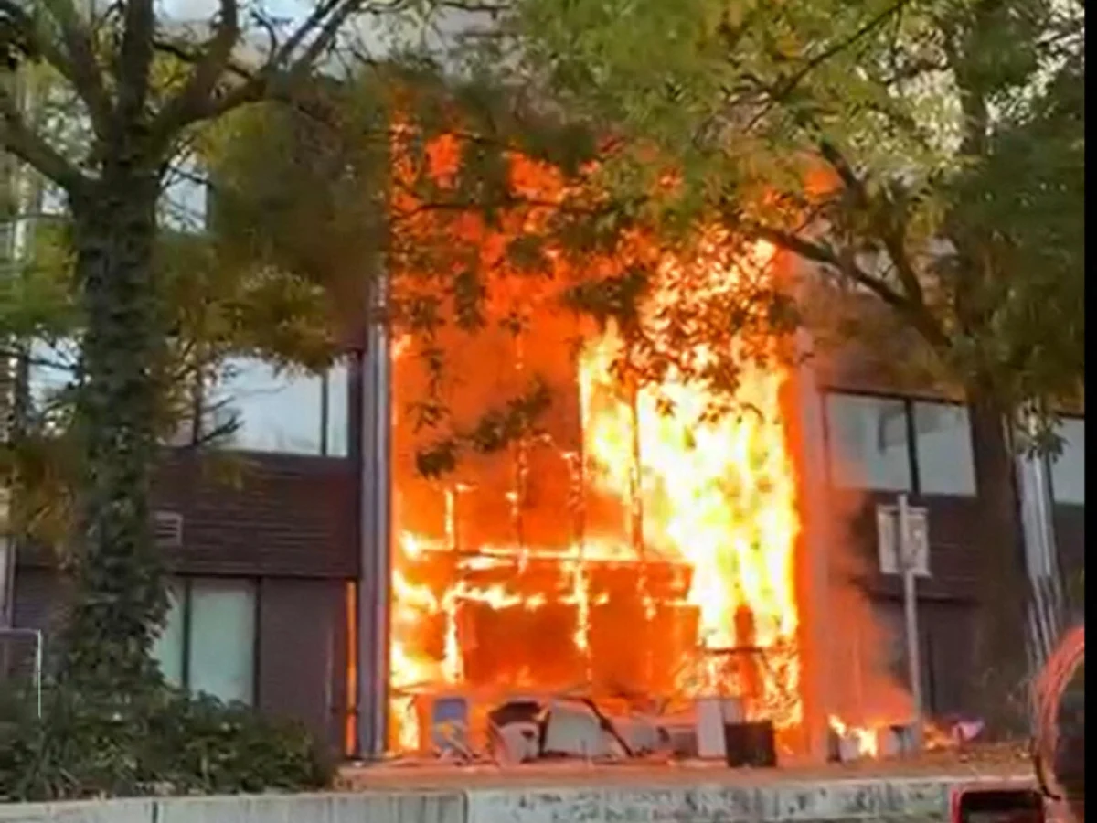"On a entendu une explosion" : un lycée en feu sur l'île de Nantes