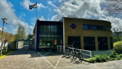 Onbekende steekt auto in brand bij politiebureau 5 Onbekende steekt auto in brand bij politiebureau