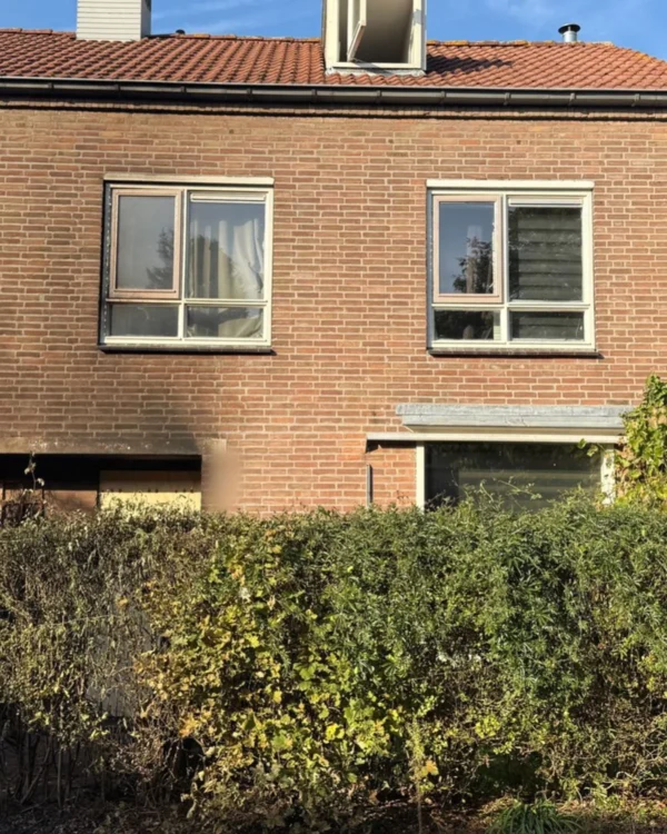 Opnieuw explosie bij dezelfde woning, voordeur en voertuigen beschadigd