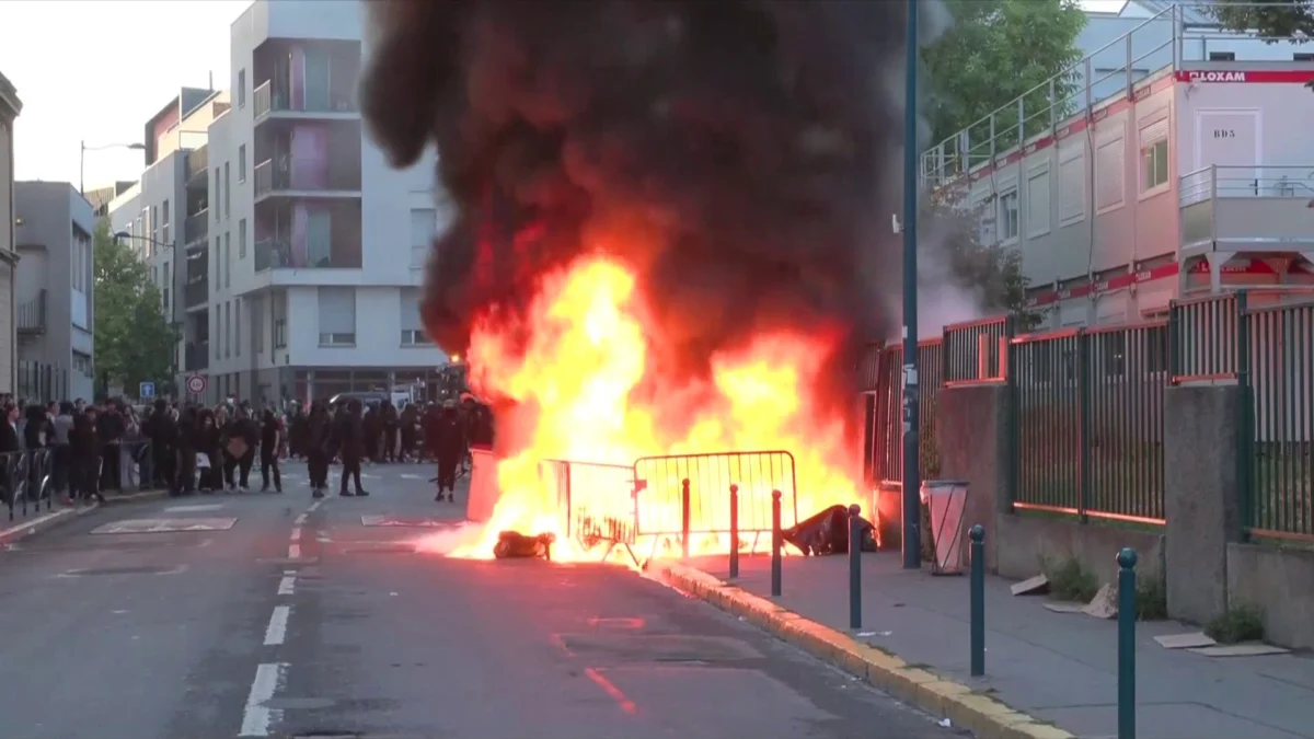 Paris, Pantin, Lille... Plusieurs lycées bloqués et déjà quelques tensions, le mouvement s'étend aux universités 1 Paris, Pantin, Lille... Plusieurs lycées bloqués et déjà quelques tensions, le mouvement s'étend aux universités