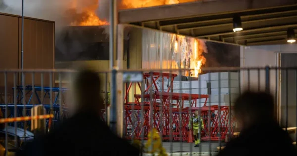 Politie bevestigt brandstichting bij grote brand Bolderweg en zoekt getuigen 1 Politie bevestigt brandstichting bij grote brand Bolderweg en zoekt getuigen