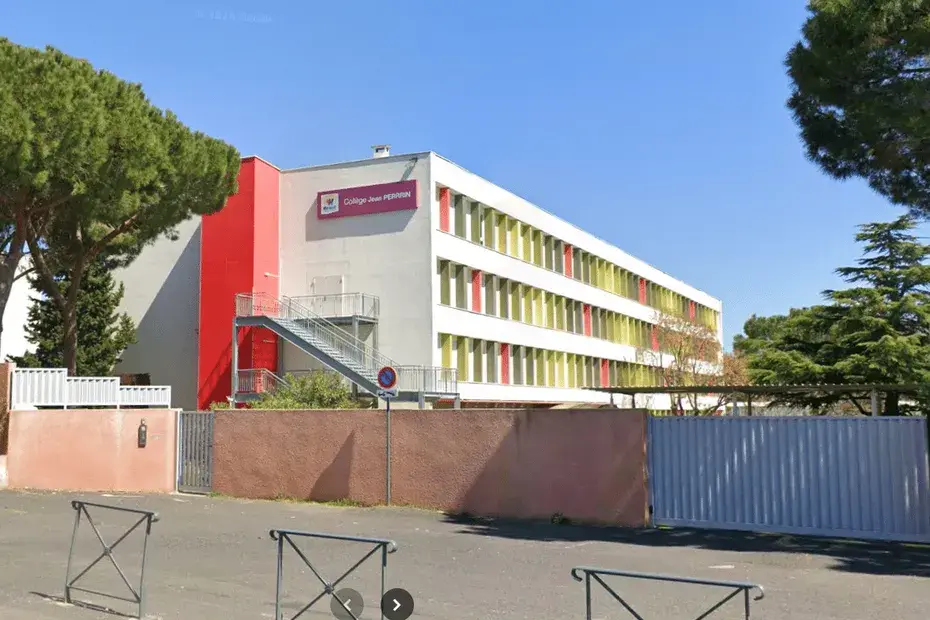 Une élève de 12 ans entre la vie et la mort après une chute du troisième étage d'un collège, une autre adolescente menaçant de se défenestrer prise en charge