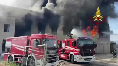 Video: Incendio in un'azienda vicentina, fiamme e colonna di fumo nero