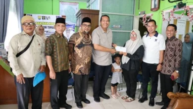 Walikota Pariaman Bantu Korban Kebakaran di Desa Pauh Timur 4 Walikota Pariaman Bantu Korban Kebakaran di Desa Pauh Timur