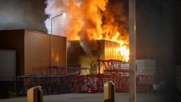 Zeer grote brand in bedrijfsgebouw Bolderweg Almere Buiten