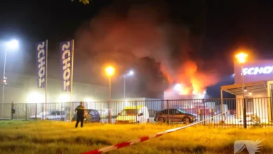 zeer grote brand in bedrijfspand, Bolderweg in Almere
