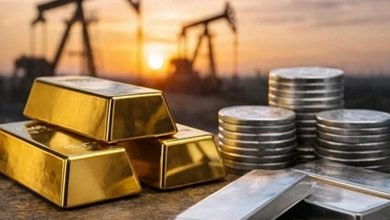 الذهب والنفط يتراجعان.. كم بلغ سعر الأونصة وبرميل برنت؟